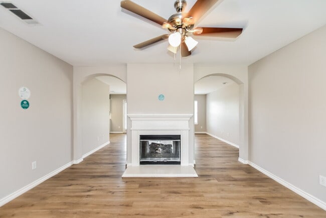 Building Photo - 1401 Buckingham Dr
