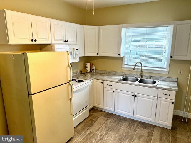 Building Photo - 33 Deppen Dr