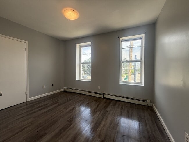 Building Photo - 300 Morton Ave