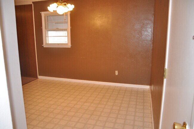 Sala de estar trasera - 2605 43rd St