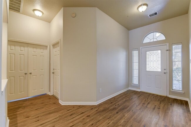 Building Photo - 8323 Cove Timbers Ln