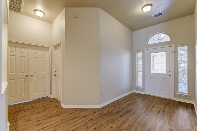 Foto del edificio - 8323 Cove Timbers Ln