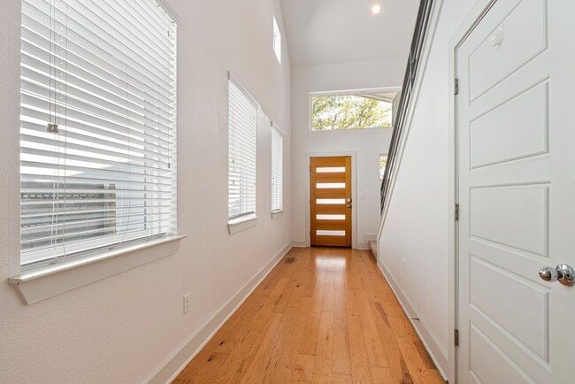 Building Photo - Modern Comfort and Downtown Convenience Me...