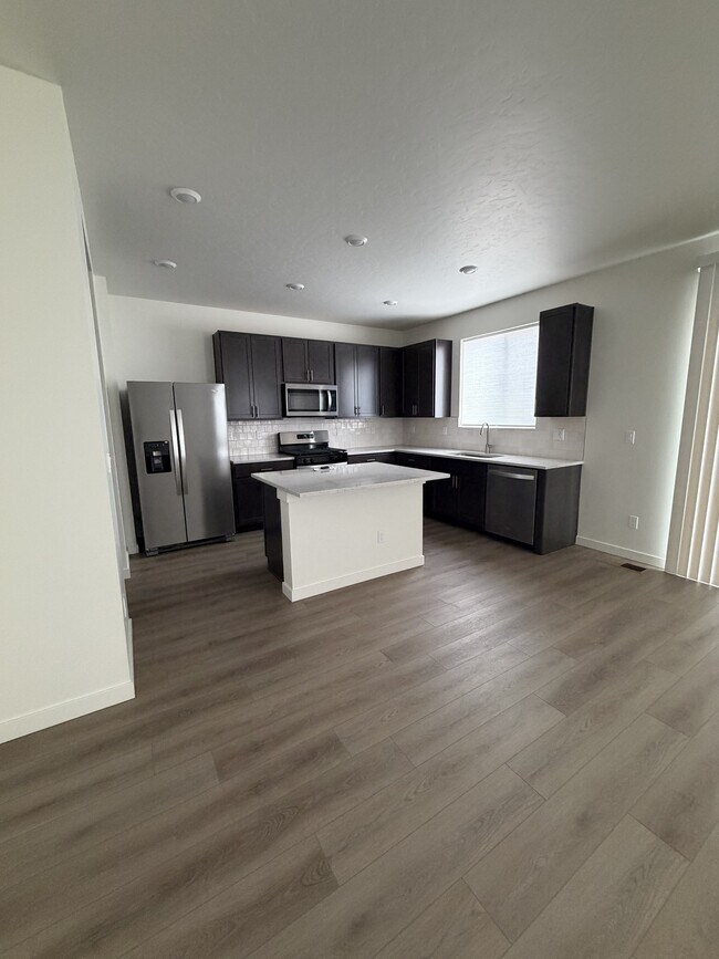 Building Photo - 1578 S La Escalera Ave