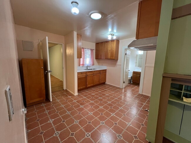 Cocina - 1325 1/2 W 23rd St