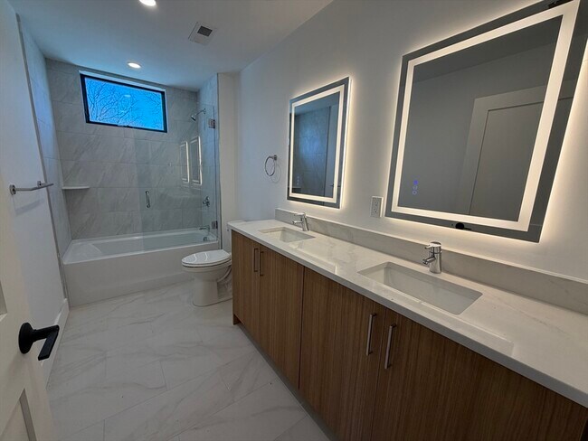 Foto del edificio - 1060 Main St