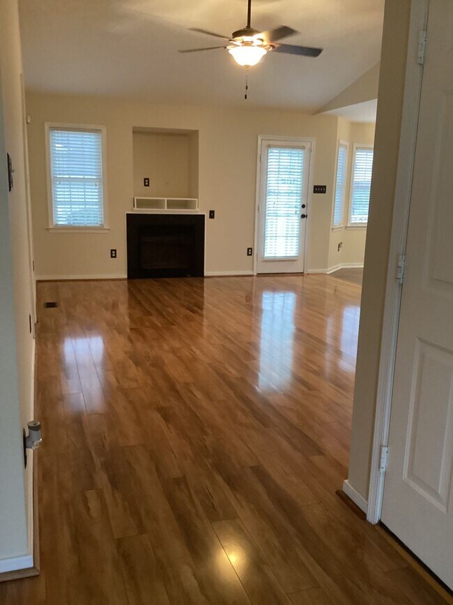 Foto del edificio - 3 bedroom Home Chesterfield-Ashbrook Subdivision