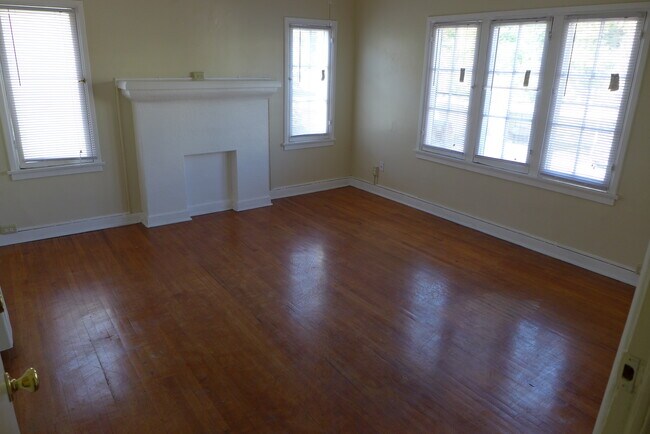 Sala de estar - 1513 Dixon St