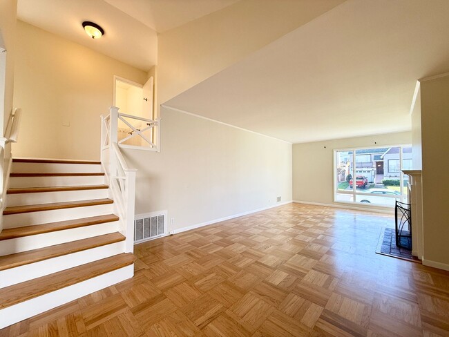 Foto del edificio - Updated Home Near San Francisco in Desirab...