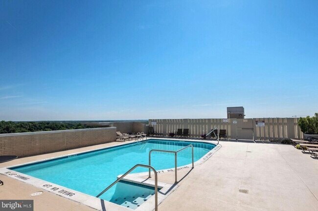 Foto del edificio - 11800 Sunset Hills Rd