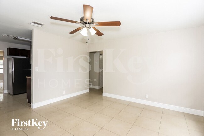 Foto del edificio - 1061 SW 31st St