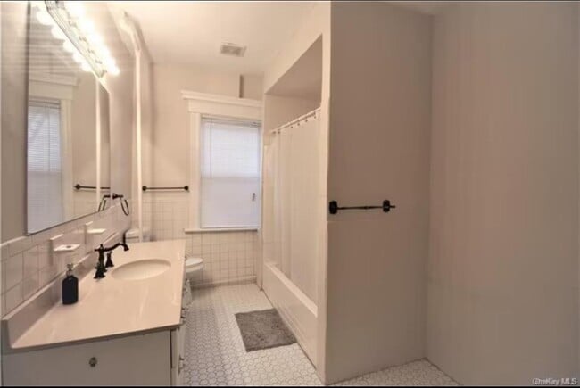 Building Photo - 104 Sickles Ave