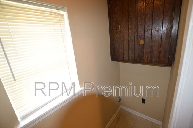 Foto del edificio - 2150 N Sherwood Forest Dr