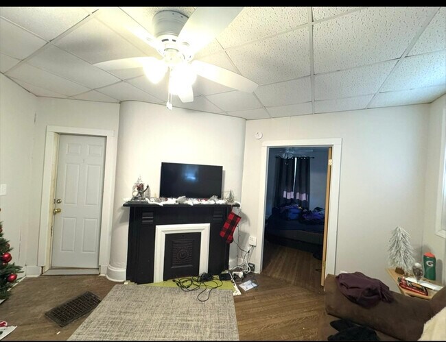 Foto del edificio - 611 W 12th St