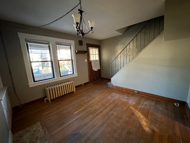 Building Photo - 2 Bed, 1 Bath Home in Greenfield - Convenient Location, Bonus Room - Available May 2026