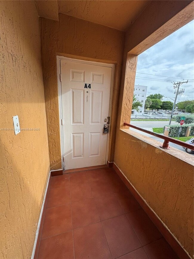 Foto del edificio - 8175 NW 8th St