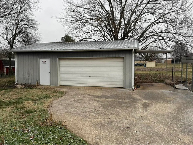 Foto del edificio - 3 bed with carport and garage