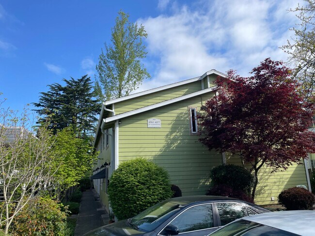 Building Photo - Upper 1bed, off street parking, onsite coi...