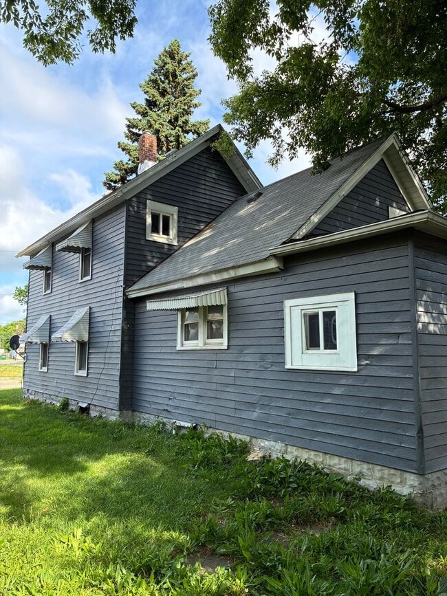 Building Photo - Charming 3-Bedroom Property in Prime Location