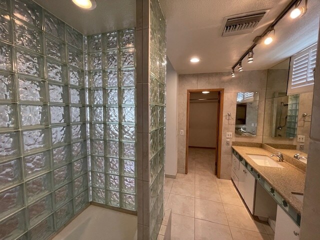 Foto del edificio - 3601 E Chevy Chase Dr