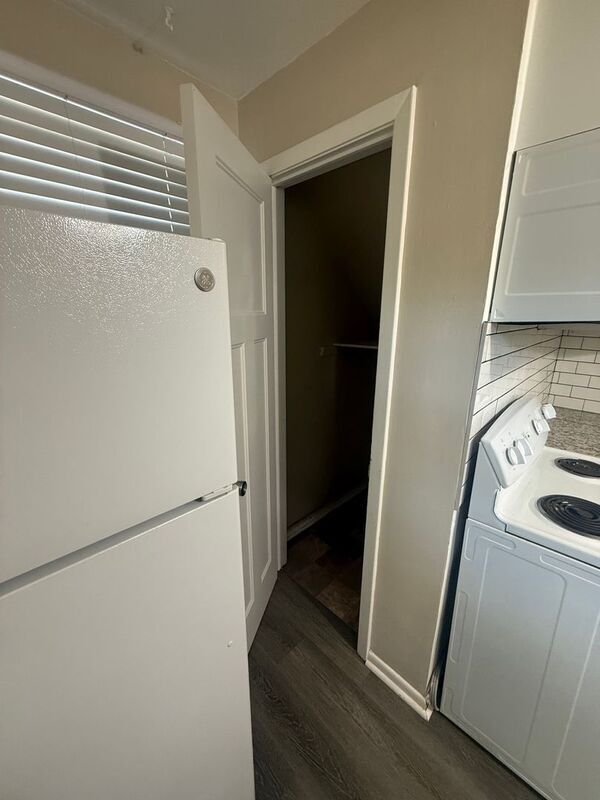 Foto del edificio - 4200 Lake Breeze Ave N