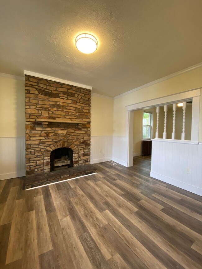 Foto del edificio - Updated 3-4 BR House with fenced yard & off street parking!