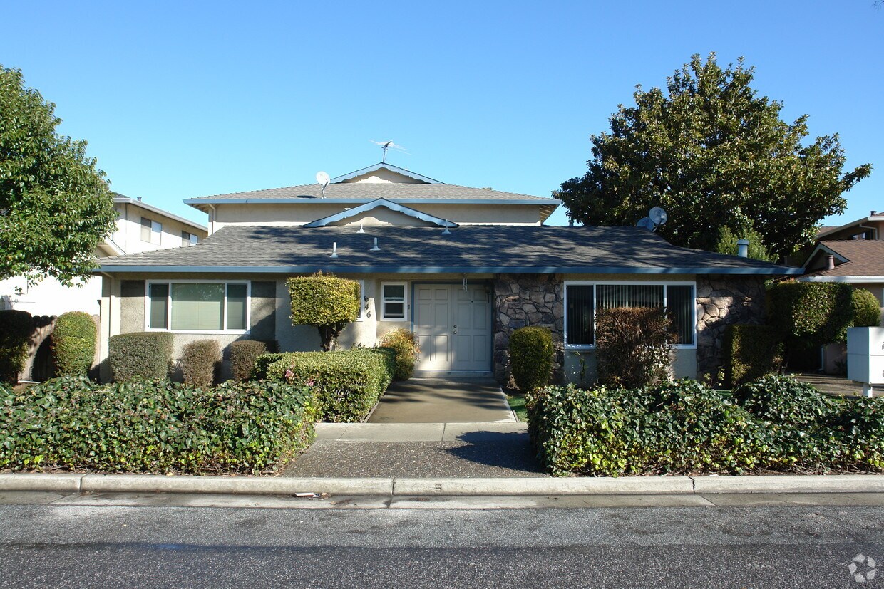 Building Photo - 646 Rebecca Way