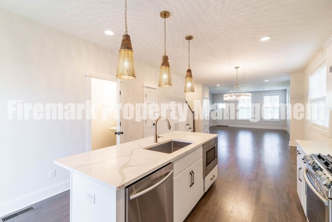 Foto del edificio - MOVE IN SPECIAL: $1,000 OFF 1st MONTHS REN...