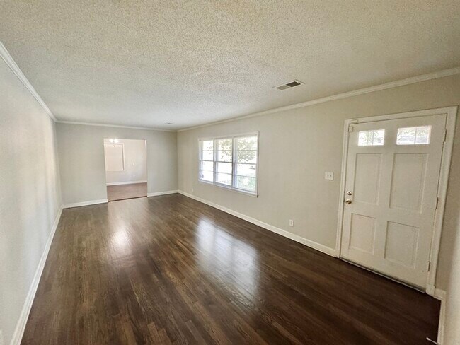 Foto del edificio - 2929 Bede Rd