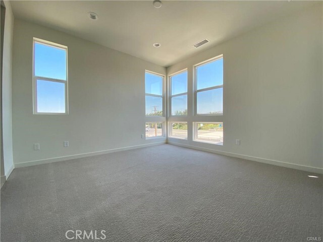 Building Photo - 115 Fable