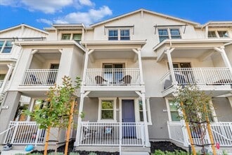 Building Photo - 230 Oak Cir