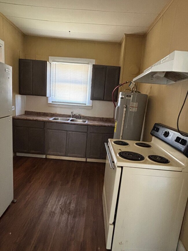 Foto del edificio - Charming 2 bedroom with natural hardwood floors