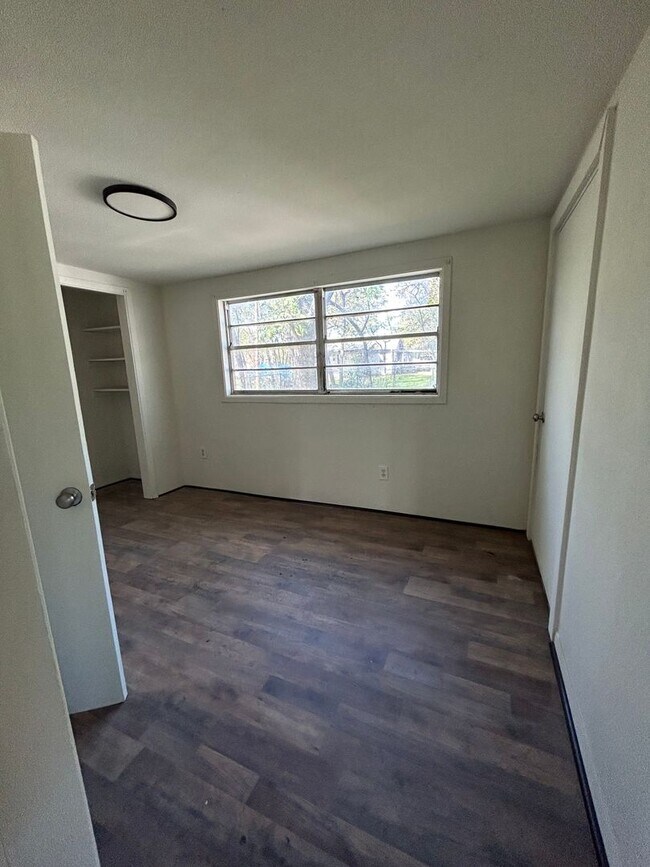 Building Photo - updated 2 bed 1 bath