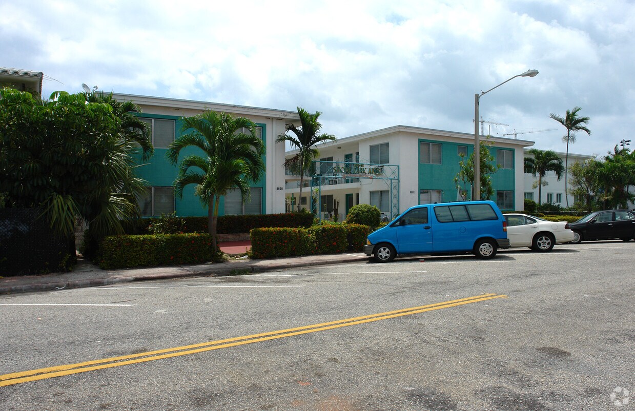 Building Photo - 7333-7343 Carlyle Ave