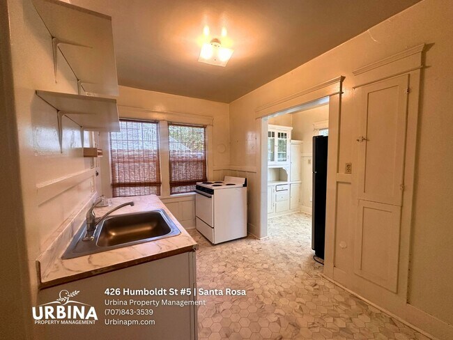 Foto del edificio - 1-Bedroom Apartment with Vintage Charm Near Downtown Santa Rosa