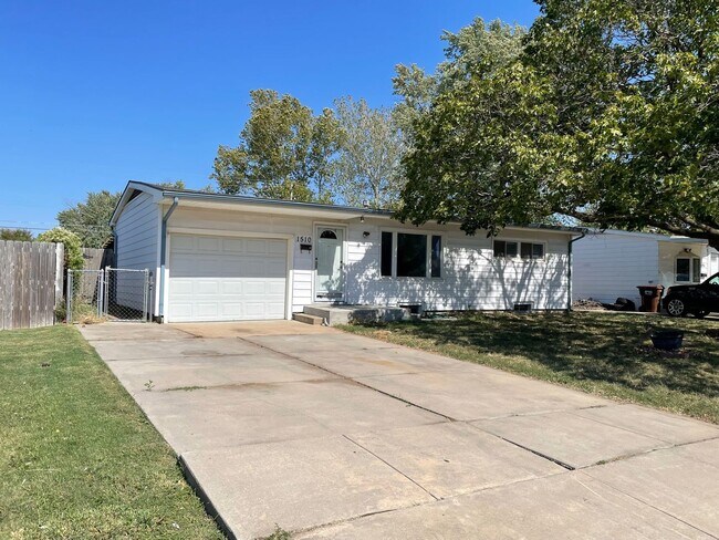 Building Photo - Plenty of Space in this Ranch Home