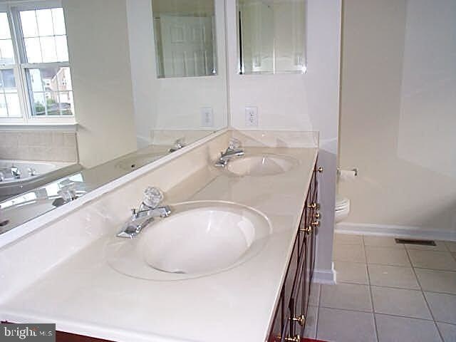 Building Photo - 18 Norwegian Wood Dr