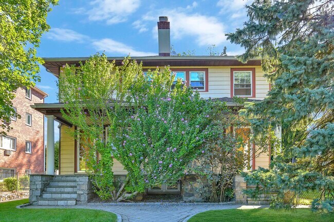 Foto del edificio - 806 Pelhamdale Ave