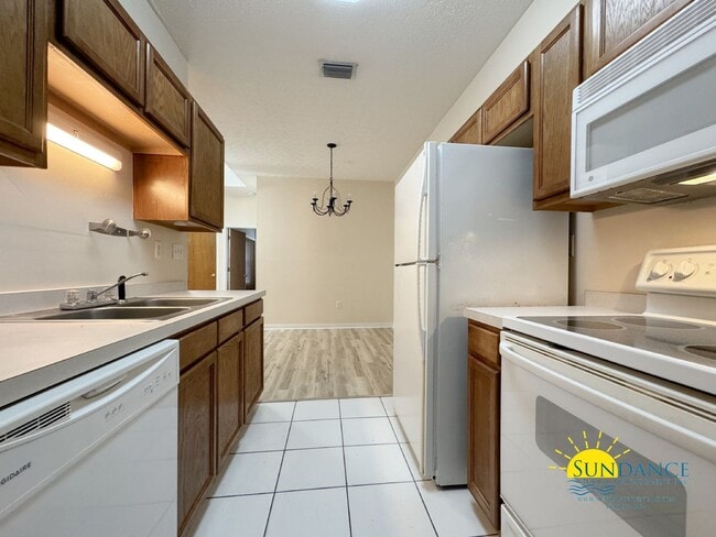 Building Photo - 2 Bed Home in FWB with New LVP Flooring & Private Backyard!