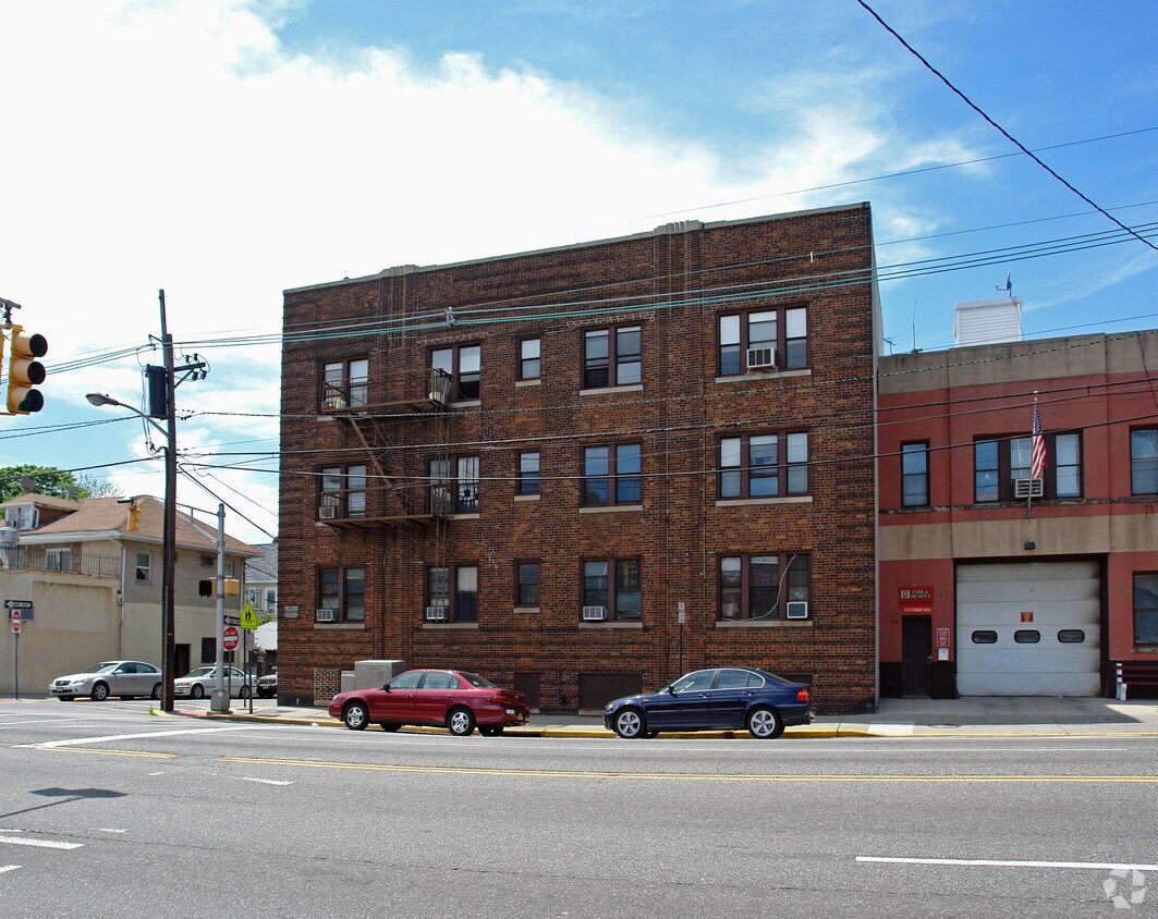 Building Photo - 1100 83rd St