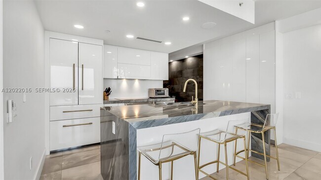 Building Photo - 5875 Collins Ave
