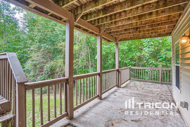 Building Photo - 930 Willow Hollow Dr