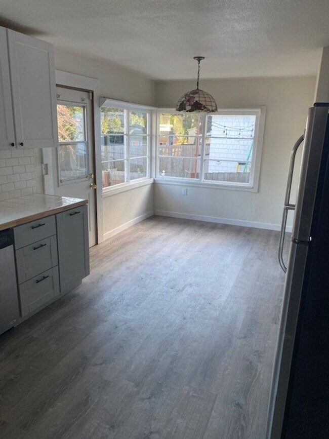 Building Photo - Charming Central Tacoma Home- Pet Friendly!