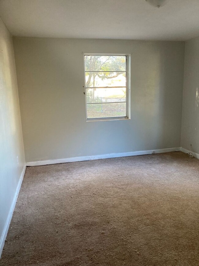 Building Photo - 3 Bed 1 Bath Home Pet Friendly With Fenced...