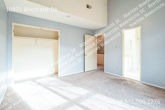 Building Photo - Light filled 2Bd/3.5Bth+Loft end unit TH w...