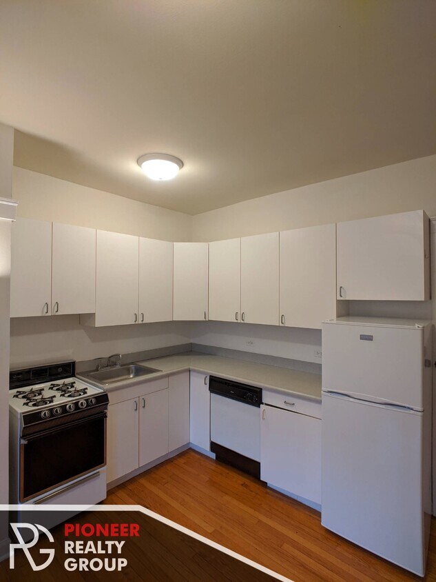 Foto principal - 822 W Waveland Ave