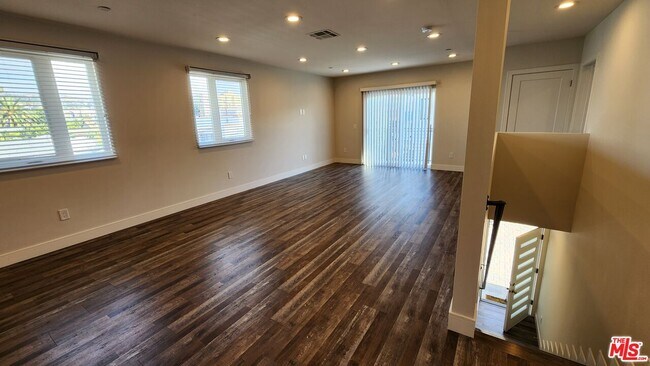 Foto del edificio - 1255 N Kingsley Dr