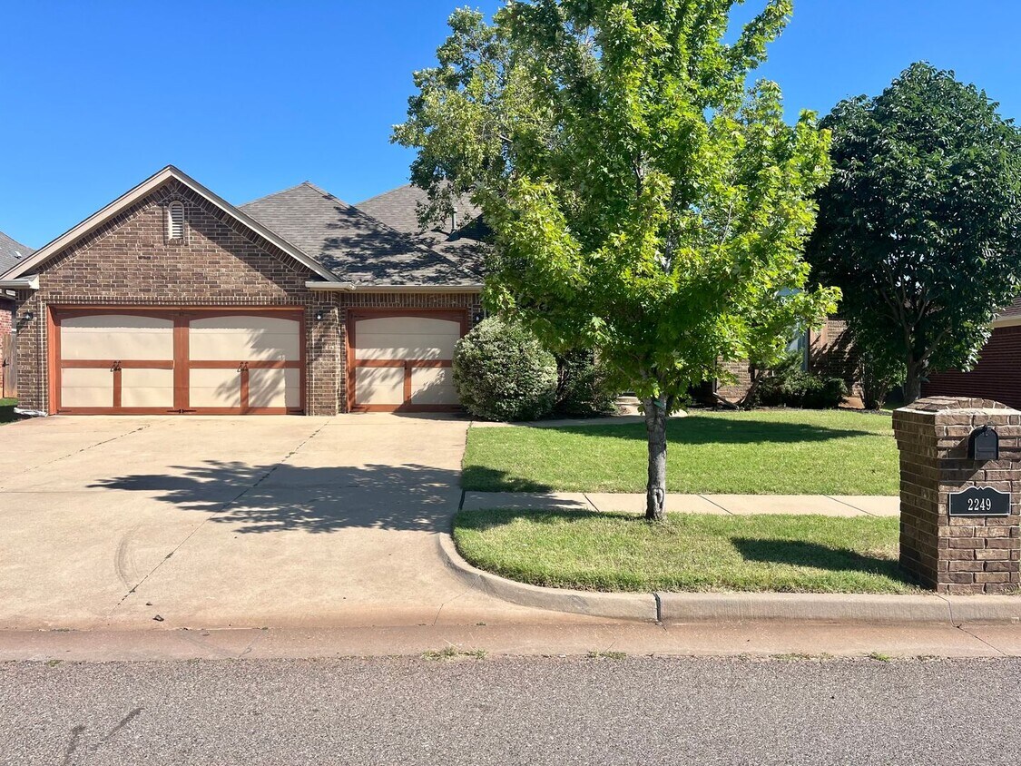 Foto principal - Lovely 4-Bed 2.5-Bath In Edmond