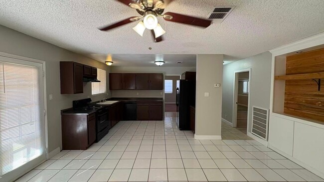 Foto del edificio - 7717 Partridge Ave