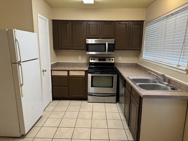 Foto del edificio - 16607 David Glen Dr